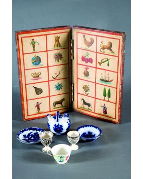 619-Variado lote de seis piezas en porcelana y loza. Formado por: botijo y dos platitos en porcelana azul y blanca de Sargadelos; una tacita decorada con 
