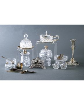 555-Lote de mesa en plata y cristal tallado y moldeado formado por distintos recipientes para azúcar. saleros. especieros. cuencos. un servicio de cubiert