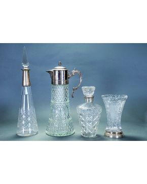 558-Lote en cristal tallado y moldeado formado por dos licoreras con embocaduras de plata española punzonada. gran jarra y salvilla en plateado.