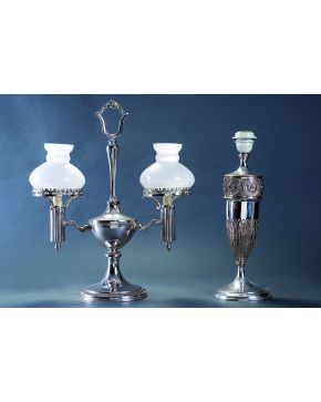 561-Lote de dos lámparas de mesa en plata española punzonada. una con dos luces y opalinas de recambio. La otra estilo imperio y con pantalla.
