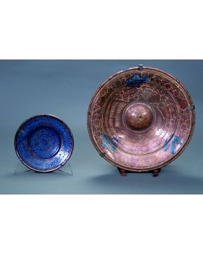 1148-Plato en cerámica de reflejo metálico de Manises. s. XVII. Alguna falta. 