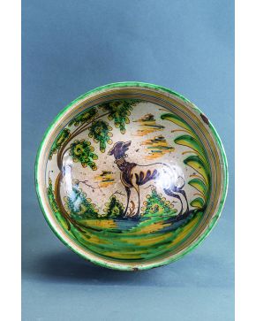 1006-Gran cuenco en cerámica esmaltada de Puente. s. XVIII. Decoración polícroma con un perro y elementos vegetales. Algún pelo.
