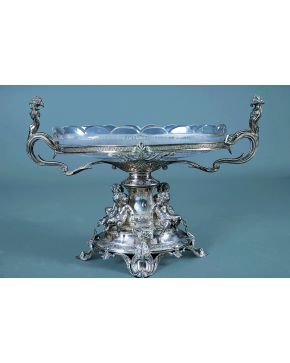 973-Importante centro de mesa en plata y cristal moldeado con greca. Francia. mediados siglo XIX. 