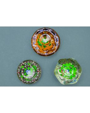 934-Lote de 3 pisapapeles en cristal francés. uno en cristal translúcido de Baccarat y dos de Saint Louis.