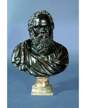 1188-Busto de filósofo en bronce pavonado. Sobre peana de mármol.