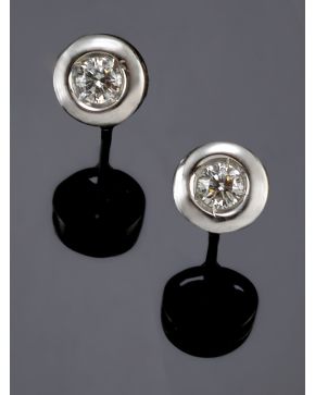1-PENDIENTES CHATONES DE BRILLANTES.Montura de oro blanco de 18k.