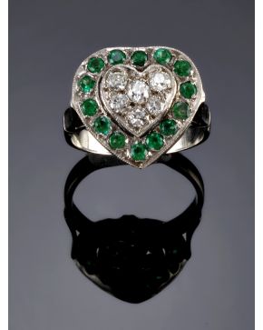 11-ORIGINAL SORTIJA ANTIGUA CON DIAMANTES Y ORLA DE ESMERALDAS. sobre una original forma de corazón. Montura de oro blanco de 18k.