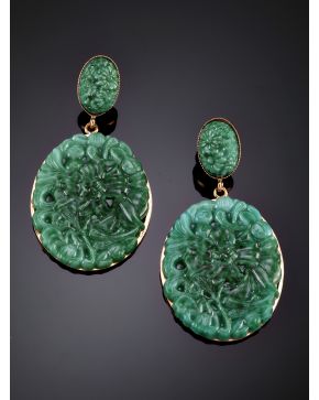2-FAVORECEDORES PENDIENTES DE RESINA VERDE. Montura laminada en oro rosa de 14k.