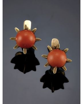 3-PENDIENTES ANTIGUOS DE CORAL. Montura de oro amarillo de 18k. 
