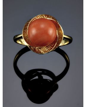 4-SORTIJA ANTIGUA DE CORAL. Montura de oro amarillo de 18k.