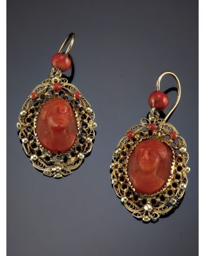 5-PENDIENTES ANTIGUOS COLGANTES DE CORAL. Montura de filigrana de oro amarillo de 18k.