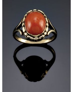 7-SORTIJA ANTIGUA CON CABUJÓN DE CORAL sobre una montura de oro amarillo de 18k.