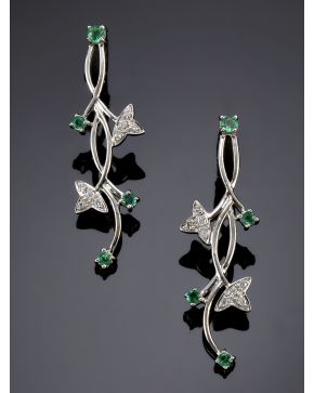 8-PENDIENTES LARGOS DE BRILLANTES Y ESMERALDAS. montura de oro blanco de 18k.