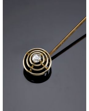 9-ELEGANTE PINCHO ANTIGUO CON UN DIAMANTE CENTRAL sobre una montura de oro amarillo de 18k.