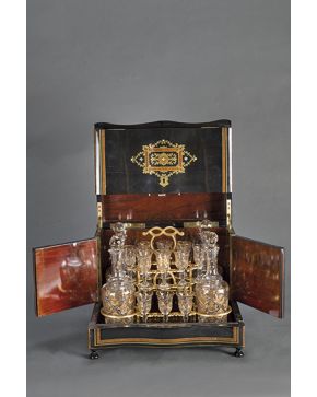 916-Elgante caja licorera Napoleón III. Francia S. XIX. en madera ebonizada con decoración de marquetería en madera y latón. Al interior completo juego de
