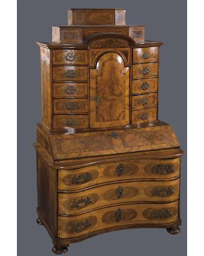908-Cómoda escritorio alemana en madera de nogal con decoración fileteada. S. XVIII.