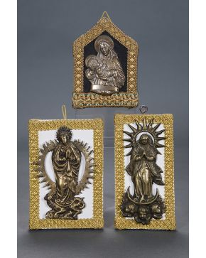 890-Lote de dos Inmaculadas en bronce dorado S. XVII; y Virgen con Niño en bronce dorado. principios S. XX. Enmarcadas.