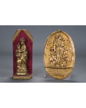 889-Lote en bronce dorado. S. XIX formado por:  Virgen con Niño coronados y placa oval de colgar La Maternidad clásica.