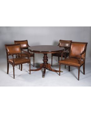 826-Mesa redonda estilo inglés en madera de raíz con cuatro elegantes sillones tapizados en piel marrón. 