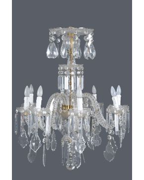 914-Lámpara de techo de ocho luces en cristal tallado con grandes prismas en cristal tallado y facetado. pandelocas y decoración de  cadenetas.