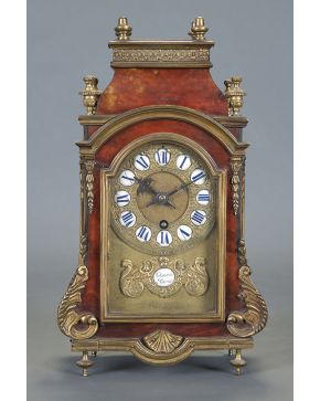 1047-Reloj de sobremesa en carey con aplicaciones de bronce dorado. Francia. S. XIX. Esfera con numeración romana. maquinaria Paris. 