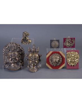 900-Lote en bronce dorado formado por dos antiguas máscaras orientales y un pequeño león japonés del siglo XIX.