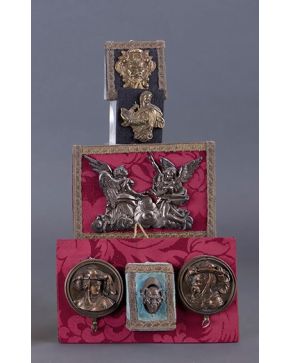 896-Variado lote en bronce y plata  formado por seis piezas antiguas. 