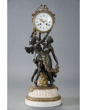 329-Reloj de sobremesa francés c. 1800. en bronce dorado y pavonado y base de mármol. Esfera firmada Crosnier. A Paris en porcelana blanca con numeració