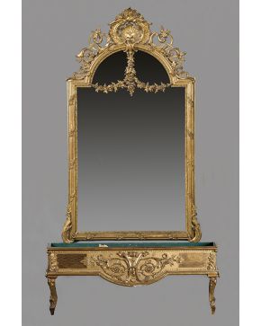 393-Juego formado por espejo en madera tallada y dorada con gran copete calado de veneras. tornapuntas y guirnaldas colgantes; y jardinera con decoración 