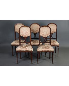 559-Juego de cinco sillas de estilo neoclásico con decoración de marquetería y respaldo calado. Tapizadas en seda rosa.
