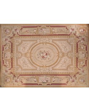 932-Alfombra Aubusson en lana con campo central en tonos marrones y rosas con elegante decoración de ramilletes de rosas y orlas laureadas en las esquinas