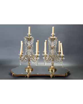 666-Pareja de  candelabros de cinco luces en bronce dorado y cristal tallado con decoración de cadenetas y prismas. s. XIX.