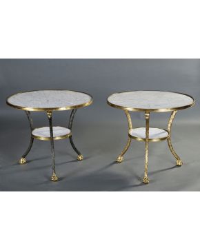 784-Pareja de mesas auxiliares circulares de doble altura en bronce dorado y pavonado con tapa de mármol blanco. Patas zoomorfas con cabeza de ave y remat