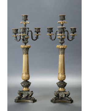 694-Pareja de candelabros franceses Napoleón III de cuatro luces en bronce pavonado y dorado con decoración de palmetas y guinaldas. de fuste acanalado y 