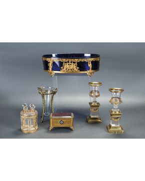 997-Lote en bronce dorado y cristal formado por joyero con decoración de esmalte cloissoné y tapa de cristal biselado; contenedor de perfumes estilo Imper