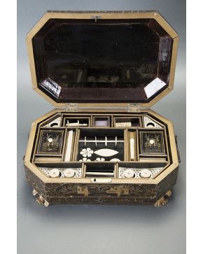 1089-Caja de juegos china C.1800. en madera lacada en negro con decoraciones en dorado. Piezas múltiples de hueso en al interior. Con llave.