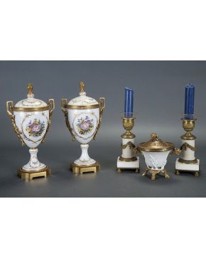 718-Lote formado por pareja de candeleros en mármol blanco y bronce dorado decorados con guinaldas y palmetas; y brûles-parfum en bronce dorado y porcelan
