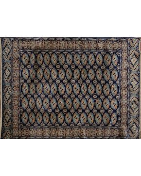 783-Alfombra persa en lana con decoración geométrica sobre campo azul. 