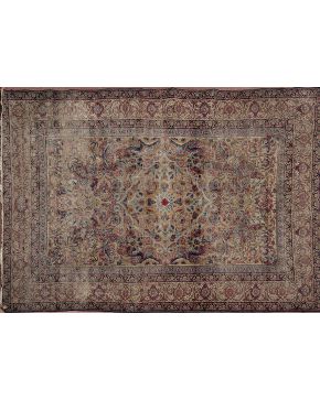 1078-Alfombra persa en lana con decoración vegetal y geométrica sobre campo beige con cenefa perimetral. Colores complemetarios: azul y rojo. 