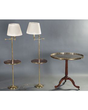 360-Pareja de lámparas de pie en metal dorado con mesa auxiliar con tapa en madera. S. XX.
