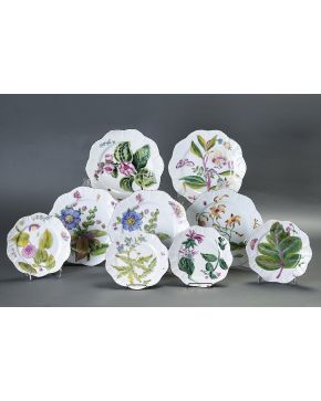 643-Vajilla en porcelana esmaltada de Limoges con decoración pintada a mano de motivos vegetales. insectos y flores de perfil lobulado. Formada por: 30 pl