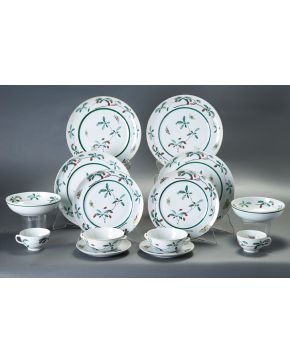 647-Vajilla en porcelana esmaltada de Vista Alegre. siguiendo modelos chinos de la Familia Verde. basada en un bowl del perido k´ang Hsi (1662-1722) forma