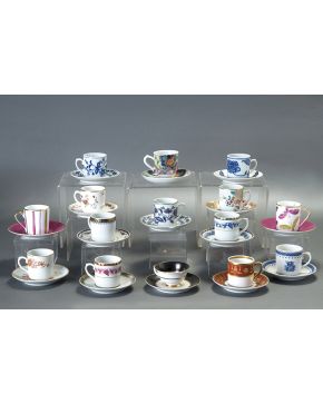 1004-Lote de varios servicios de café de colección en porcelana esmaltada formado por 16 tazas y 15 platos de Vista Alegre y Limoges pintados a mano. Difer