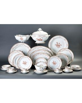 632-Vajilla en porcelana esmaltada de Vista Alegre. modelo guirnaldas rosas. Formada por: 24 platos llanos. 12 platos hondos. 12 platos de postre. 17 plat