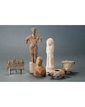 1130-Lote de cinco piezas de arqueología: lucerna y busto romanos en terracota; figura precolombina en barro; figura femenina en posición momiforme egipcia