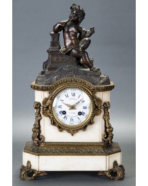 518-Reloj de sobremesa francés en mármol y bronce dorado con figura de niño laureado en bulto redondo. S. XIX. Esfera firmada Ch. Marcon á Paris. con nume