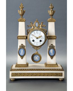 706-Reloj de sobremesa francés. S. XIX en bronce dorado y alabastro. Esfera en porcelana blanca con numeración arábiga. coronada con personajes que tocan 