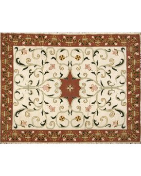 1147-Alfombra española tejida en lana con campo beige decorado con flores de lis y cenefa burdeos con ramilletes.