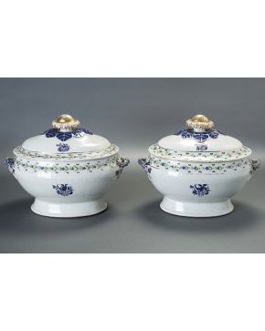 644-Pareja de soperas en cerámica vidriada. siguiendo modelos orientales para el mercado europeo. Decoración de guinaldas de flores y remate en forma de f