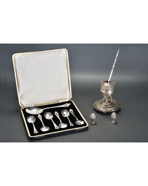 879-Lote en plata formado por mate con bombilla en plata peruana ley 900 hecho a mano con decoración labrada de flores y dos pequeños saleros.